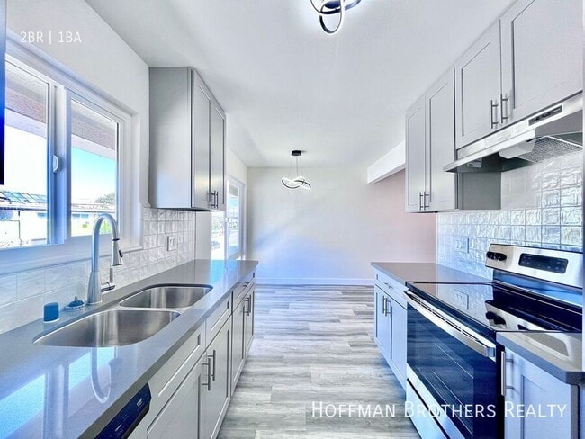 Building Photo - 530 W Arbor Vitae St