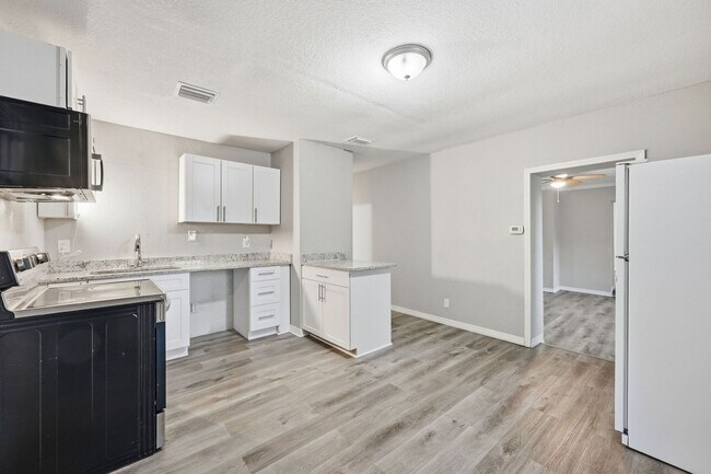 Foto del edificio - Rare Find! Spacious 2/1 Home on Huge Lot - Perfect for Work Vehicles, Boats & Pets***JANUARY SPEC...