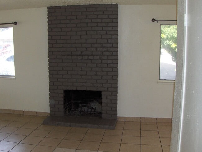 Building Photo - 702 E Yorkshire Dr