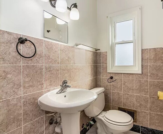 Foto del edificio - 615 Maple Ct
