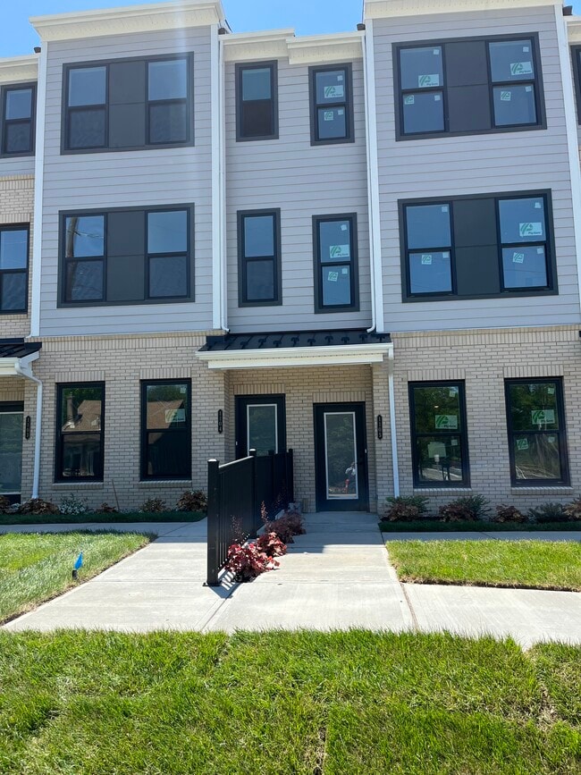 Building Photo - 1105 Greenwich Dr