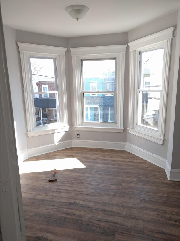 Building Photo - 5960 N Beechwood St