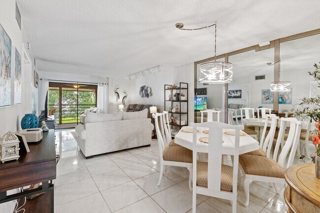 Foto del edificio - 5380 Cedar Lake Rd