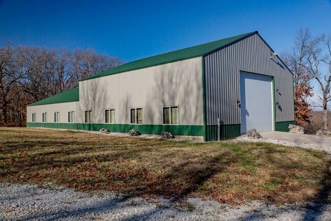 Building Photo - 4 Bedroom Hunting Lodge in Climax Springs