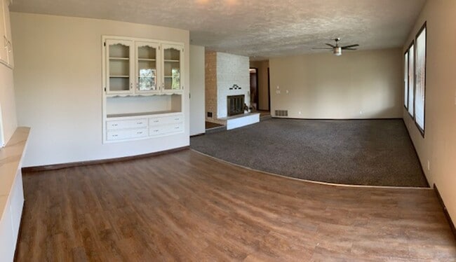 Building Photo - $2,595 / 4BR, 3.5BA Liberty Lake Executive...