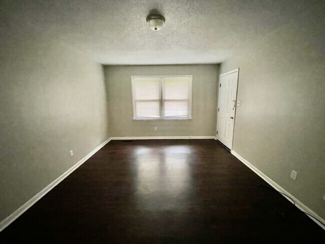 Building Photo - A charming 2 bed 2 bath duplex located in ...