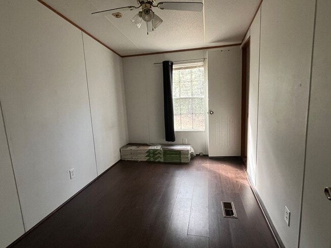 Foto del edificio - 3 Bedroom, 2 bathroom Mobile Home on large lot