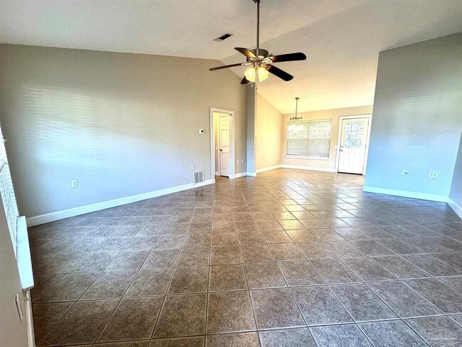 Foto del edificio - 1323 Sterling Point Dr