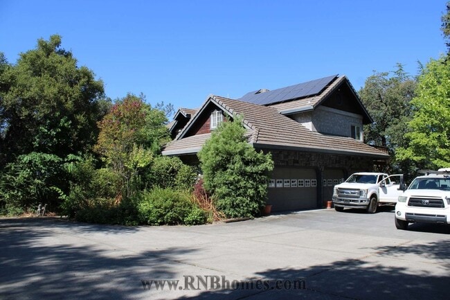 Building Photo - 677 Hoppe Ln