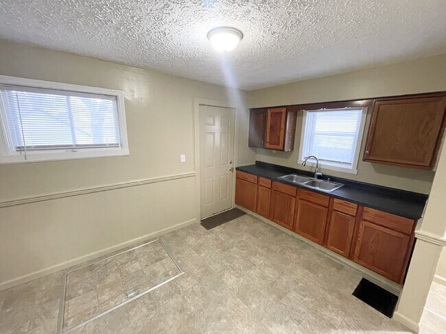 Foto del edificio - 4 Bedroom Home with covered front porch