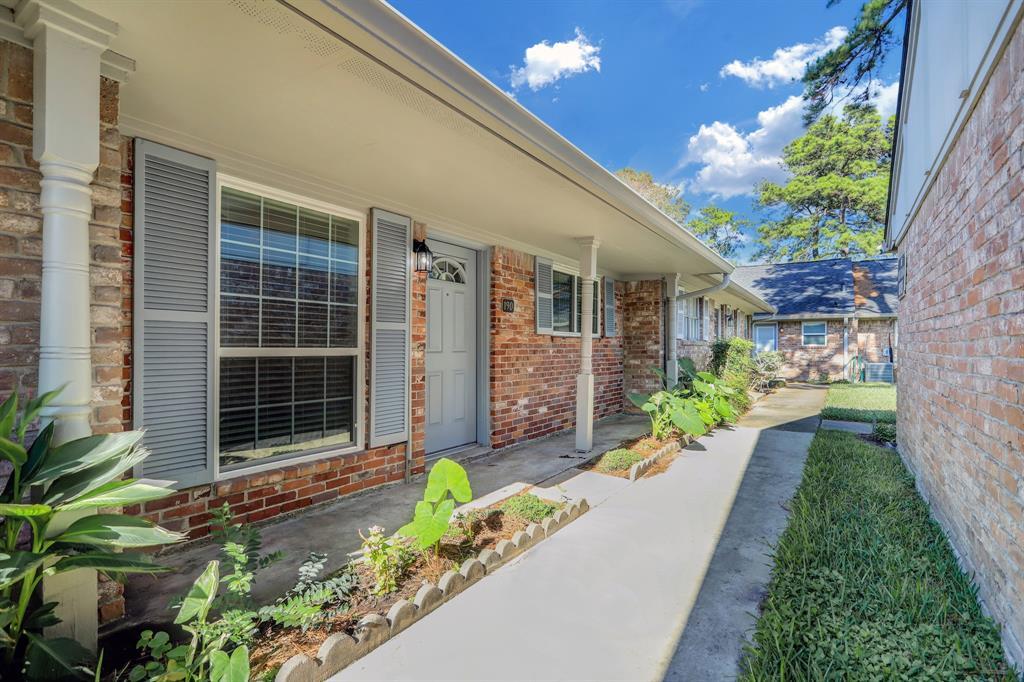 Foto principal - 190 W Tri Oaks Ln