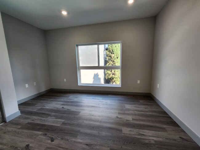 Foto del edificio - 7040 Woodman Ave