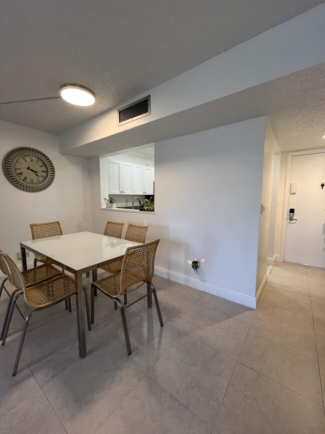 Building Photo - 5160 Las Verdes Cir