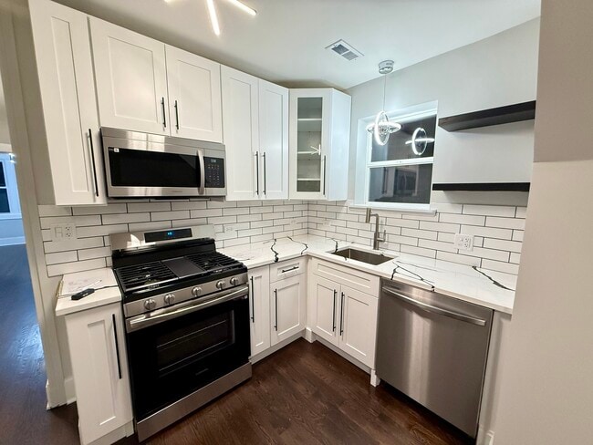 Foto del edificio - 5942 W Eastwood Ave