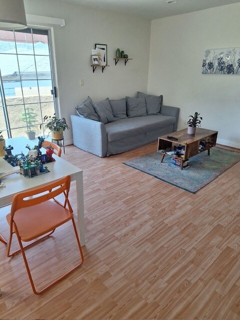 Foto del edificio - 2950 Montrose Ave