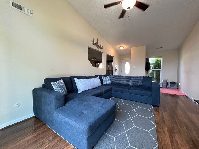 Building Photo - Welcome to this beautifully updated 3 bedr...