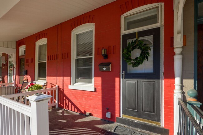 Building Photo - Beautiful Lancaster City Townhome