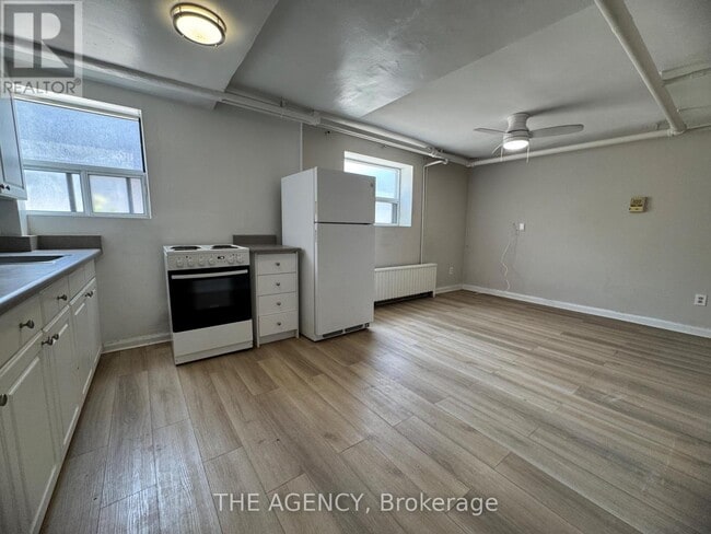 Photo du bâtiment - 852-852 Broadview Ave