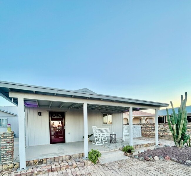 Building Photo - Spacious Foothills Retreat