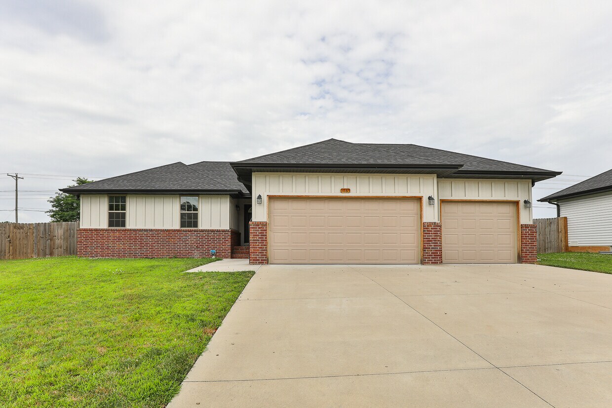 Foto principal - 1065 S Christopher Ave