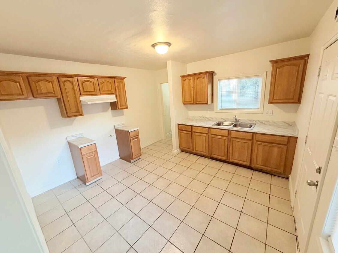 Building Photo - 818 E Rte 66