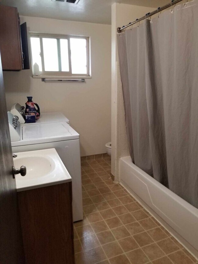 Foto del edificio - 2 Bed 1 Bath Orem Apartment by Orem Library