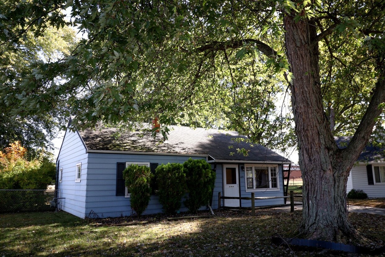 Primary Photo - 3 Bedroom House