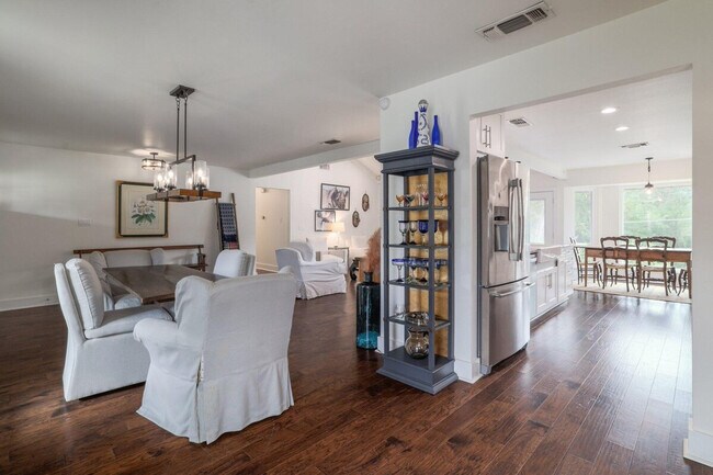 Foto del edificio - 7107 Scenic Brook Dr