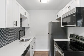 Building Photo - The Park on 13 Apartments - Royal Oak, MI