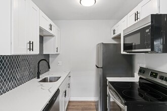 Building Photo - The Park on 13 Apartments - Royal Oak, MI