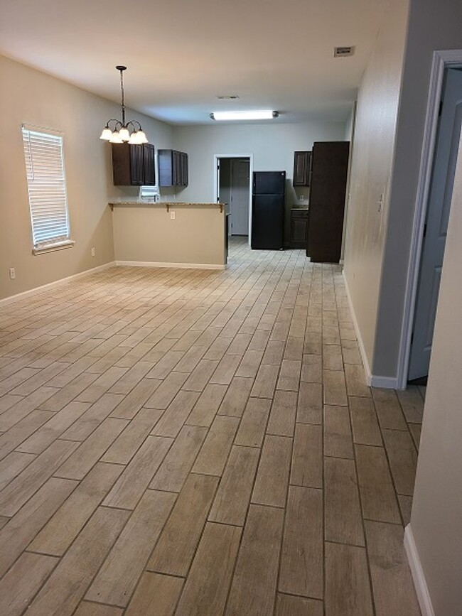 Building Photo - 3 bedroom 3 bathroom home available in July!