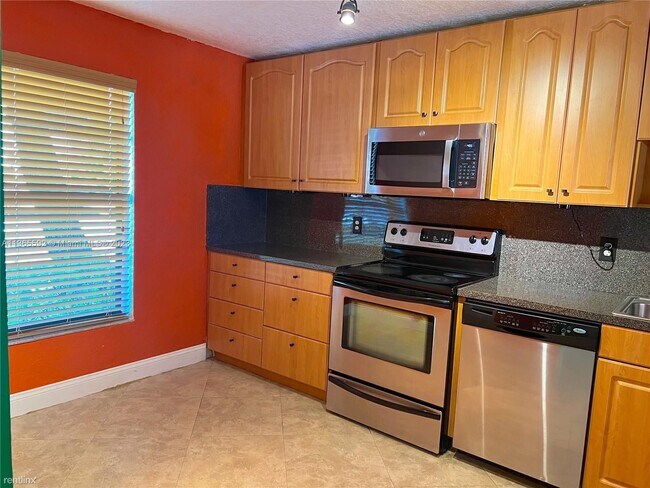 Foto del edificio - 3 br, 2.5 bath Townhome - 1072 NW 98th Ter...