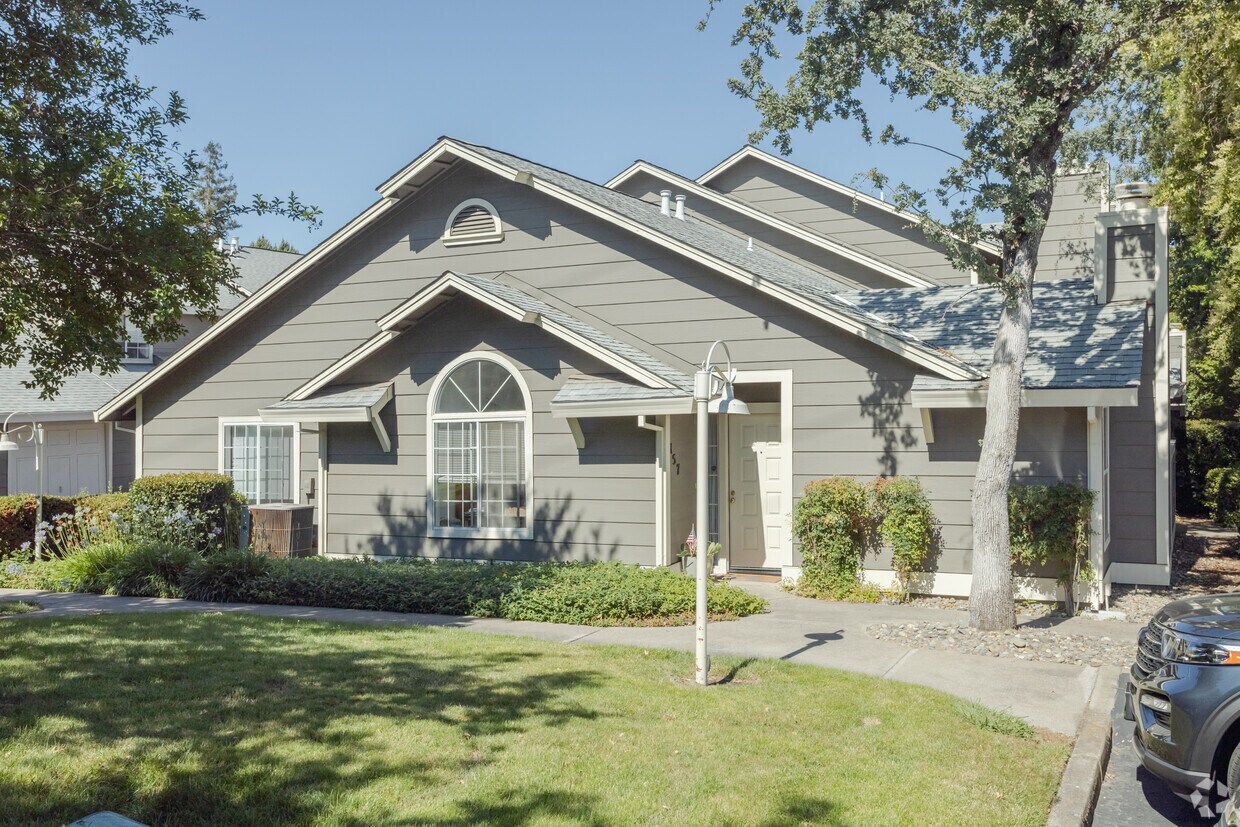 Lakeside Townhomes Apartments in Folsom, CA