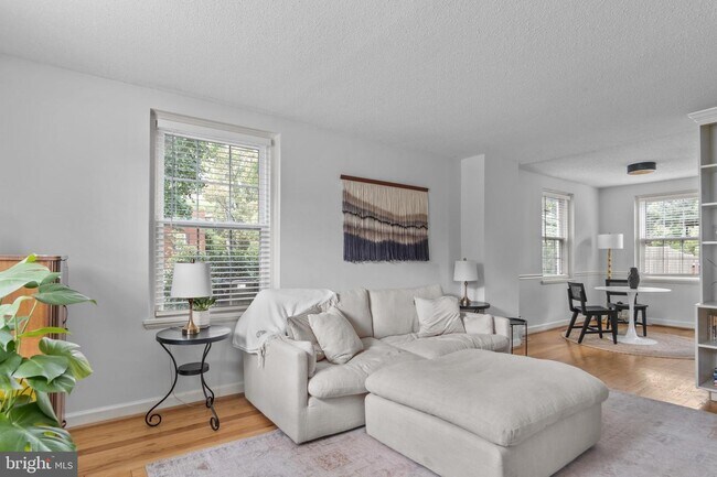 Building Photo - 2 bed, 2 bath townhome nestled in Fairling...