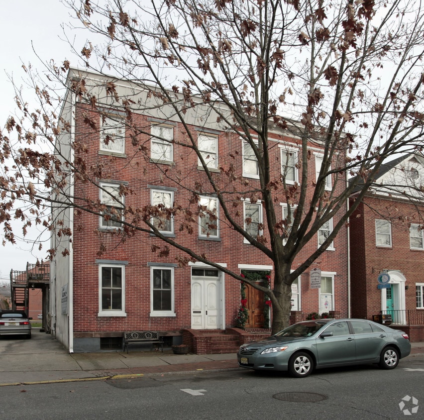 Building Photo - 319 Farnsworth Ave