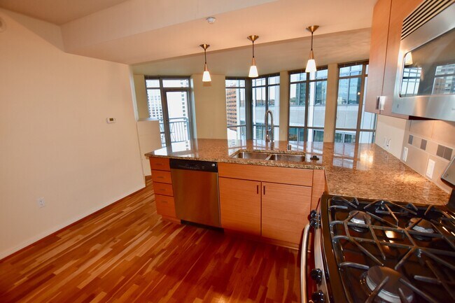 Foto del edificio - Beautiful Downtown 2 Bedroom Condo - Spaci...