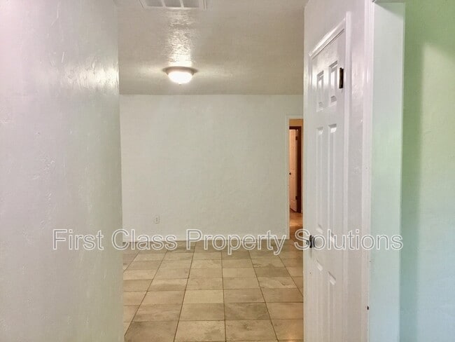 Building Photo - 2807 S Estate Dr