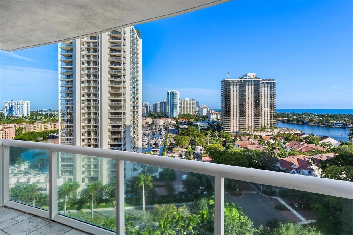 Foto principal - 19400 Turnberry Way