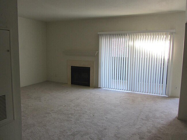 Foto del edificio - 6500 Harbor Town Dr