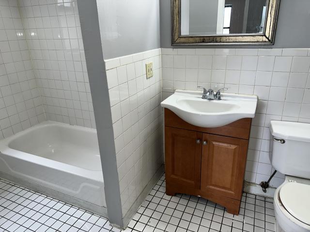Building Photo - 3 bedroom in Chicago IL 60637