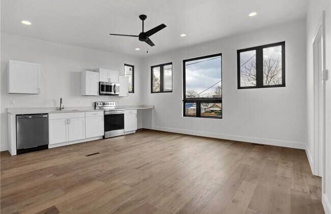 Kitchen - 945 E Morris St