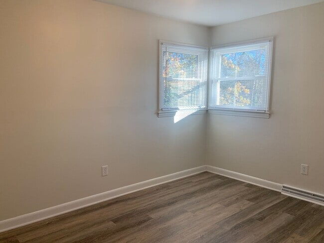 Building Photo - 3 Bedroom with New Flooring & Fresh Paint