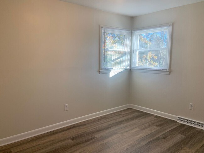 Foto del edificio - 3 Bedroom with New Flooring & Fresh Paint