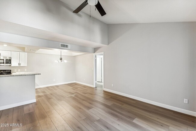 Foto del edificio - 10610 S 48th St