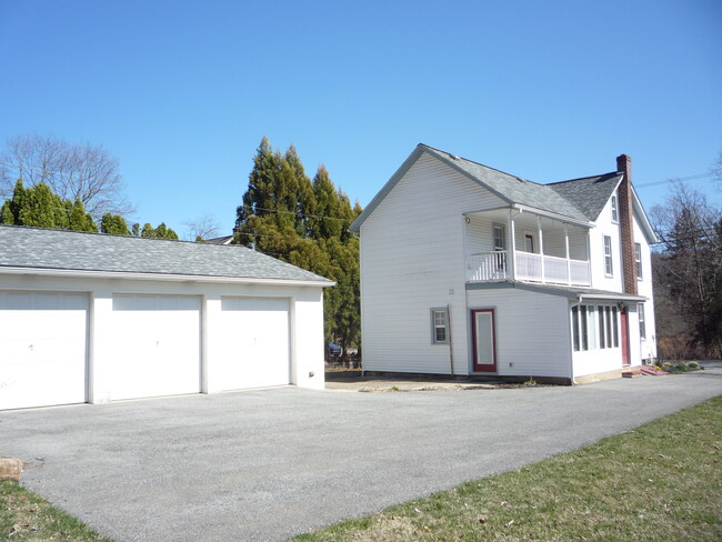 Building Photo - 2985 Main Rd E