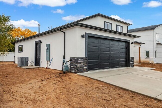 Foto del edificio - Price Drop! Beautiful 4-Bedroom Rental with Modern Upgrades and RV Parking!