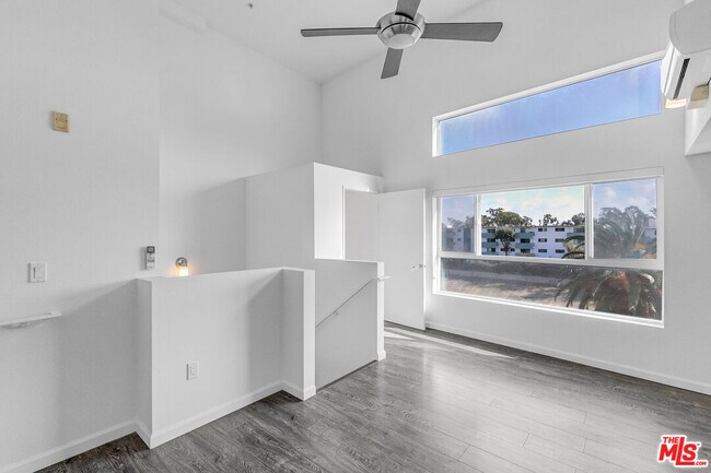 Foto del edificio - 4980 S Centinela Ave