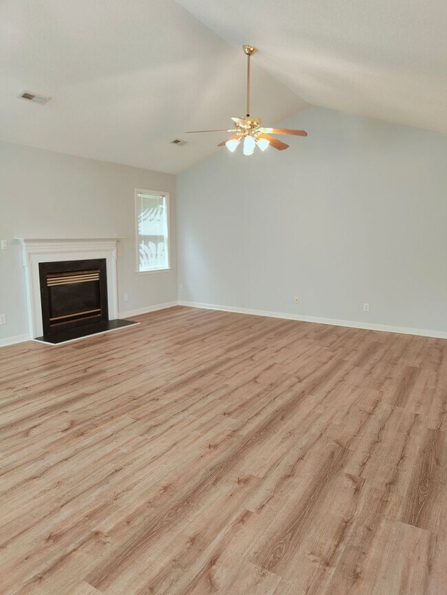 Building Photo - 2025 Ardmore Village Ln