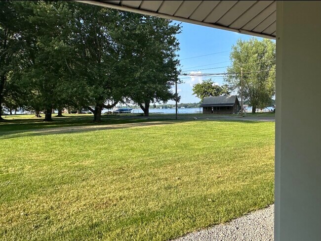 Vistas del lago Winona - 1415 S Oak St