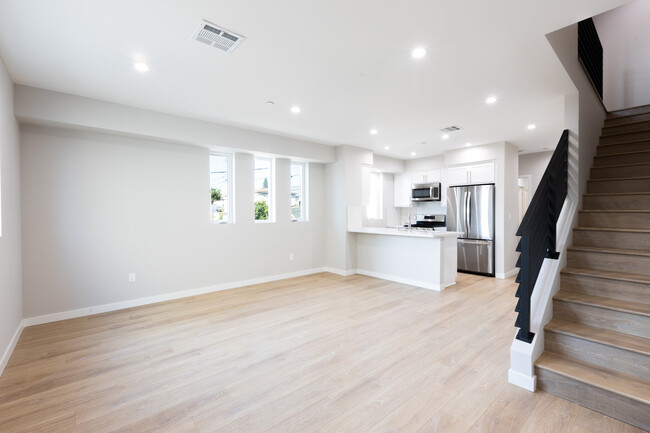 Building Photo - 6303 Cherry Ave # 14
